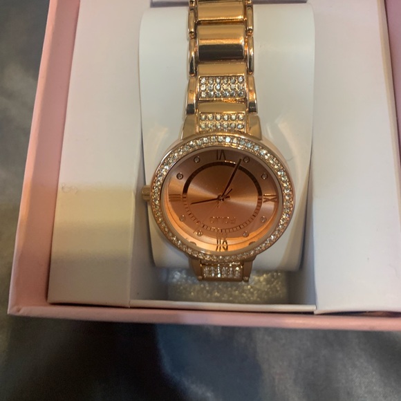 Rose gold watch new in box. Imitation diamond around face. - Picture 6 of 9